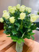 12 White Premium Long Stem Roses in Vase
