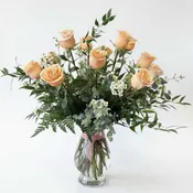 Classic Dozen Peach Roses in Vase