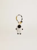 Babyastronaut-Charm aus gehäkelter Baumwolle mit Perlenkettchen
