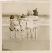 5 LITTLE SWIMMERS.