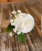 CLASSIC WHITE BOUTONNIERE