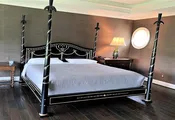 ALASKAN KING FOUR POSTER BED BLACK AND GOLD