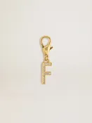 Charm aus goldfarbenem Messing in Form des Buchstabens F mit Glassteinchen