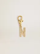 Charm aus goldfarbenem Messing in Form des Buchstabens N mit Glassteinchen