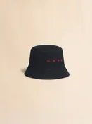 Bob en gabardine noire avec logo brodé