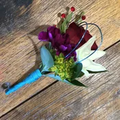 Modern prom boutineer