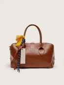 Medium Vita Bag aus hellbraunem Leder mit Charm-Applikation und silberfarbenen Details