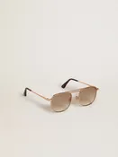 Sonnenbrille mit goldfarbenem Pilotengestell und beigefarbenen Gläsern
