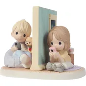 2 Girls Talking on Phone Fig