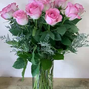 12 pink roses in clear glass vase - W819