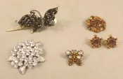 ASSORTED VINTAGE BROOCHES AND PINS