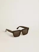 Eckige Sonnenbrille Modell Jamie mit schwarzem Gestell und goldenem Logo