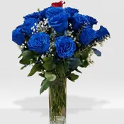 23 blue Rose's and 1 red in de center in a vase