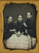 3 SISTERS, CHARMING PORTRAIT.