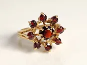 10KT Yellow Gold Garnet Womans Ring Size 7