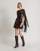 Abito corto in paillettes con mantellina trasparente