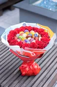 “Macaron Delight” – Bouquet with Macarons & Red Roses