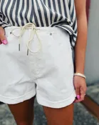 DAZE: MADDIE MID RISE SHORT - LAMB
