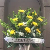 Arrangement with yellow spidermum - SL10060