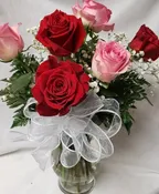 3 RED AND 3 PINK ROSES ARRANGED IN A VASE (R)