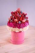 “Strawberry Fusion” – Fruit Arrangement with Strawberries & Roses