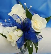 3 WHITE SWEETHEART ROSES WRIST CORSAGE WITH (CO)