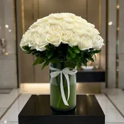 100 Long Stem Roses in a Vase – NYC Flower Delivery