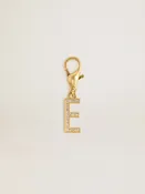 Charm aus goldfarbenem Messing in Form des Buchstabens E mit Glassteinchen