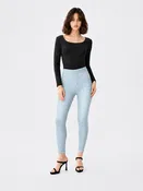 Berlin Curved Pocket Skinny Jean