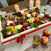 Rosh Hashanah Fruit Gift Box – Apples, Honey & Sweets