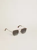 Sonnenbrille mit silberfarbenem Pilotengestell und blauen Gläsern