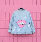 #114 2X XXL (20) Time & Tru Light Wash Denim Jacket Hand Painted Lips
