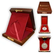 6"x8" Solid Cherry Medallion Display Case