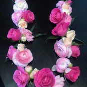 SPRAY ROSES  TE LEAF LEI