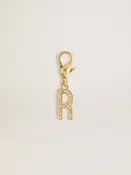 Charm aus goldfarbenem Messing in Form des Buchstabens R mit Glassteinchen