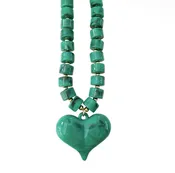 ABBIE GREEN BEADED NECKLACE WITH HEART CHARM