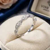 Brilliant 18K Wedding Band