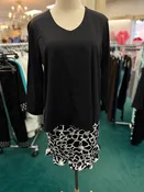 3/4 SLEEVE V-NECK TOP - BLACK