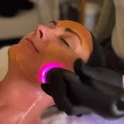 Glo2Facial by Geneo
