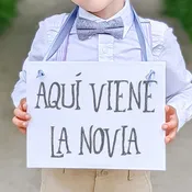 Aquí Viene La Novia Sign
