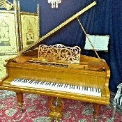 Beautiful art case 5′ grand piano