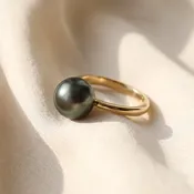 Black Pearl Solitaire Ring in Yellow Gold
