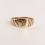 10KYG Antique Diamond Starburst Engraved RIng