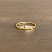 18k Gold Side Swell Diamond Band