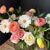 EXTRA LARGE SEASONAL ARRANGEMENT IN GLASS VASE, DESIGNER'S CHOICE