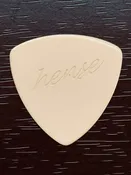 Hense Triangle Shape in Cream Speedy Pick 1.4mm - 5410