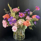 SIGNATURE SEASONAL ARRANGEMENT IN GLASS VASE, DESIGNER'S CHOICE