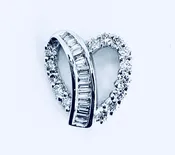 !4k white gold pendant set with baguette and round diamonds