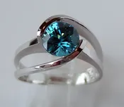 14k White Gold Split Band Ring with Blue Zircon