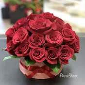 Red roses in a hat box